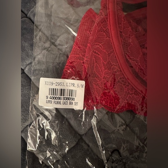 NWT Fredericks of Hollywood Red Lovers Floral Lace Bra & Thong Panty 2pc Set - Picture 4 of 5
